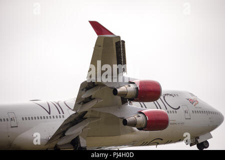 Virgin Atlantic jumbo jet (Boeing 747-400) visto uscire dall'Aeroporto Internazionale di Glasgow, Renfrewshire, Scozia - 5 giugno 2018 Foto Stock