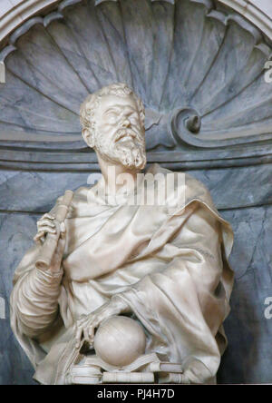 Statua di Galileo Galilei presso la sua tomba nella Basilica di Santa Croce, Firenze, Italia. Foto Stock