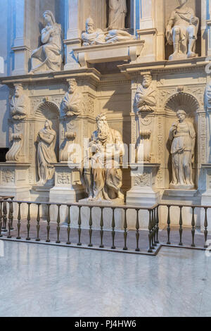 La tomba di Michelangelo Buonarroti per Giulio II, Basilica di San Pietro in Vincoli interni, Roma, lazio, Italy Foto Stock