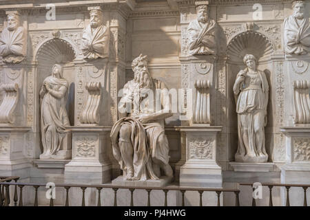 Statua di Mosè di Michelangelo per la tomba di Giulio II, Basilica di San Pietro in Vincoli interni, Roma, lazio, Italy Foto Stock