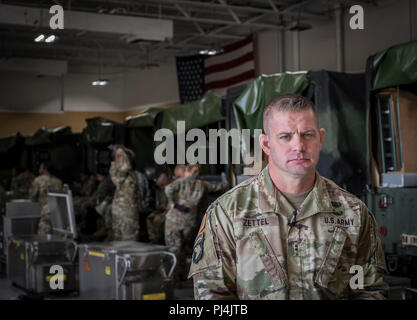 Chief Warrant Officer 2 Gabriel Zettel, Food Program Manager per il New Jersey Esercito Nazionale Guardia, si distingue per un ritratto presso la Guardia Nazionale Training Center, Sea Girt, N.J., 24 agosto 2018. (U.S. Air National Guard foto di Master Sgt. Matt Hecht) Foto Stock