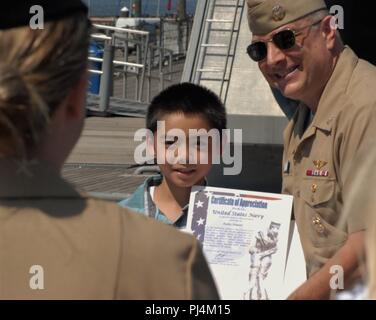 Esso1 Justin R. Houser, dalla sicurezza navale Center-Norfolk, orgogliosamente ri-arruolato questo pomeriggio a bordo della USS Wisconsin (BB-64) nella parte anteriore dei membri della sua famiglia che hanno viaggiato da vicino e da lontano per sostenerlo. I membri della famiglia sono stati forniti anche i certificati di apprezzamento dopo la breve cerimonia. La USS Wisconsin (BB-64) è un Iowa-Class corazzata che è ormeggiata permanentemente accanto all'Hampton Roads Museo Navale in Downtown Norfolk, Virginia come una nave museo. La nave è un popolare luogo di ritrovo per cerimonie militari e viene utilizzato gratuitamente per i comandi di zona. Per informarsi sulla configurazione di una spia MIL Foto Stock