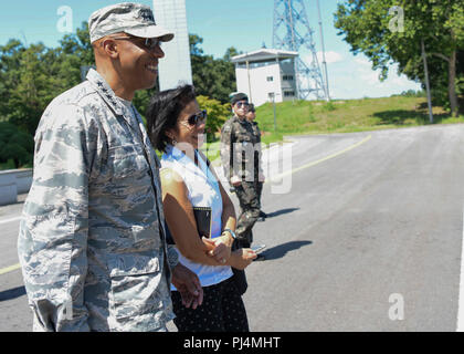 Gen. CQ Brown Jr., Pacific Air Forces commander, sua moglie Sharene, E DEGLI STATI UNITI Esercito Col. Burke Hamilton, Nazioni Unite comando armistizio militare di segretario del comitato, tour del Comune di area di servizio in coreano Zona demilitarizzata Agosto 26, 2018. La polizia militare dalla Repubblica di Corea, UNC e la Repubblica democratica popolare di Corea a guardia della ACC per aiutare a mantenere l'armistizio. (U.S. Air Force foto di Airman 1. Classe Ilyana Escalona) Foto Stock