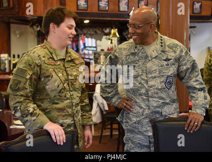 Gen. CQ Brown Jr., Pacific Air Forces commander, colloqui con i Senior Airman Lauryn Gormaly presso il Camp Red Cloud, Repubblica di Corea, durante il suo viaggio in prossimità della Korean Zona demilitarizzata Agosto 26, 2018. Brown indirizzata aviatori e soldati e ha offerto il suo sostegno come la seconda divisione di fanteria piani della sede centrale la sua mossa al Camp Humphreys. (U.S. Air Force foto di Airman 1. Classe Ilyana Escalona) Foto Stock