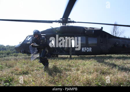 I soldati turchi conducono l'inserimento aereo da un elicottero UH-60 Black Hawk durante le operazioni della KFOR vicino a Miresh, in Kosovo, nell'agosto 2018. L'immagine d'archivio documenta l'addestramento di dispiegamento delle truppe multinazionali ad ala rotante all'interno di una missione di mantenimento della pace guidata dalla NATO. Foto Stock