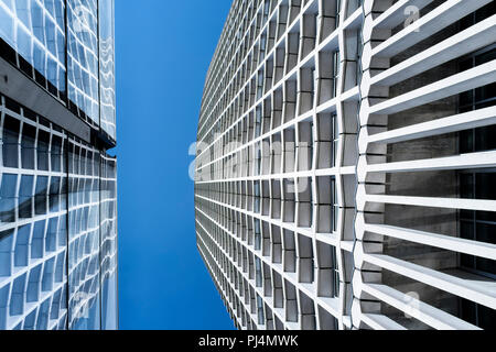 Abstract architettura: Punto centrale edificio con riflessione nella facciata di vetro di Tottenham Court Road stazione della metropolitana di Londra, Regno Unito Foto Stock