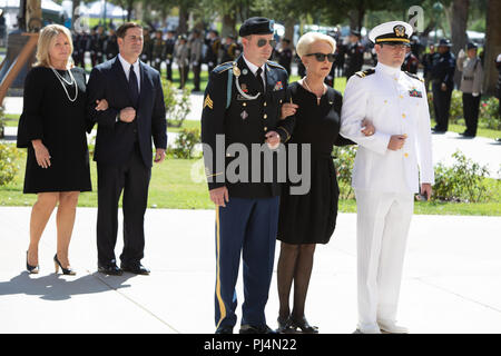 Arizona Gov. Doug Ducey e sua moglie Angela Ducey, seguire dietro Cindy McCain, moglie di John McCain, chi è scortato dai suoi figli, Jimmy (sinistra) e Jack (a destra) per un memoriale di servizio per John McCain il 29 agosto 2018, presso l'Arizona capitale dello stato della costruzione di Phoenix. McCain, un senatore repubblicano da Arizona, ha perso la sua battaglia con il cancro al cervello prima questa settimana. (Arizona esercito nazionale Guard photo by Staff Sgt. Brian A. Barbour) Foto Stock