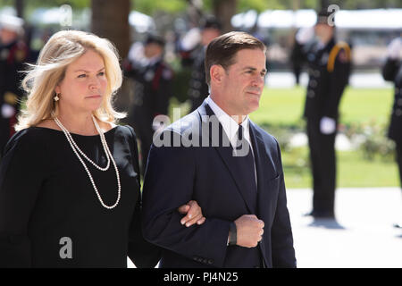 Arizona Gov. Doug Ducey e sua moglie Angela Ducey, seguire lo scrigno di John McCain, in un memoriale di servizio, il 29 agosto 2018, presso l'Arizona Capitol Building a Phoenix. McCain, un senatore repubblicano per Arizona, ha perso la sua battaglia con il cancro al cervello prima questa settimana. (Arizona esercito nazionale Guard photo by Staff Sgt. Brian A. Barbour) Foto Stock