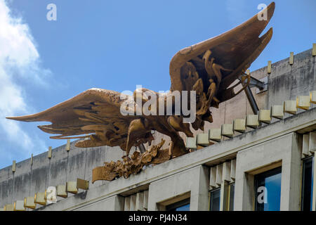 Aquila di bronzo sopra ex ambasciata degli Stati Uniti, Grosvenor Square, London, Regno Unito Foto Stock