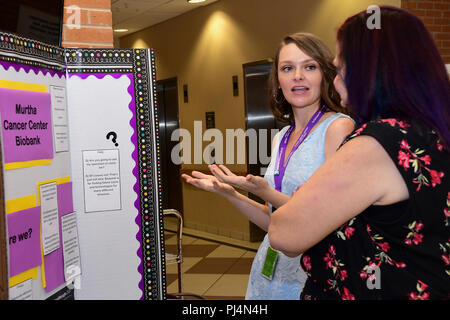 180830-N-IY469-032 - Ambra Ingram, una ricerca clinica coordinatore, colloqui a Deonaha Conlin circa il Murtha Cancer Center biobanca. Foto Stock