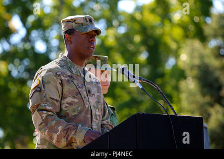 Lt. Col. Donald R. Neal Jr., comandante del battaglione del 1° Battaglione, diciassettesimo Reggimento di Fanteria, indirizzi di soldati e gli ospiti speciali durante la cerimonia di apertura di esercizio Rising Thunder 18 presso Yakima Training Center, Washington, 31 Agosto, 2018. Neal espressa come questa è una opportunità irripetibile di imparare come ALLIED FORCE, allenarsi duramente e divertirsi durante l'operazione. (U.S. Foto dell'esercito da Staff Sgt. Francesca Ariele Tejada.) Foto Stock