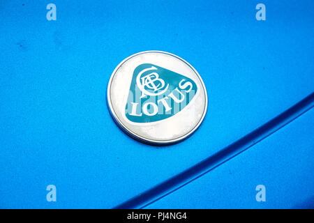 Lotus Cars Logo su un blue Lotus Elise Foto Stock