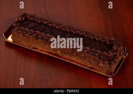 Gustosa torta al tartufo su sfondo di legno Foto Stock