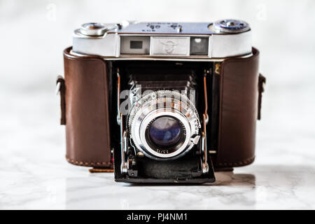 ESKISEHIR, TURCHIA - Agosto 28, 2018: Antico telecamera con custodia in pelle su Sfondo marmo Foto Stock