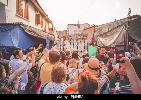Bangkok, Tailandia - 27 Gennaio 2018: Turisti in attesa per il treno e fotografie di Maeklong ferrovia via mercato (mercato del treno). Foto Stock