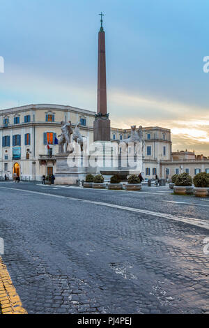 Obelisco e Fontana di caster e Polluce, Piazza del Quirinale, Quirinale Hill, Roma, lazio, Italy Foto Stock