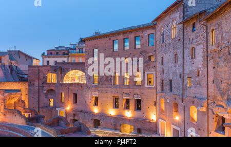 Notte cityscape da Mercati di Traiano, Roma, lazio, Italy Foto Stock