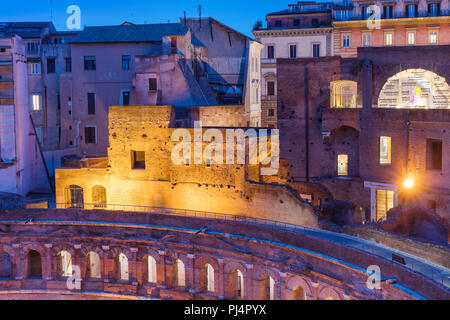 Notte cityscape da Mercati di Traiano, Roma, lazio, Italy Foto Stock