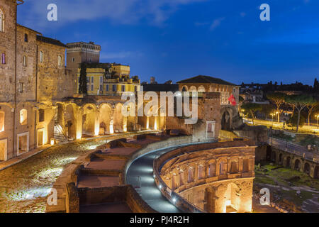 Notte cityscape da Mercati di Traiano, Roma, lazio, Italy Foto Stock