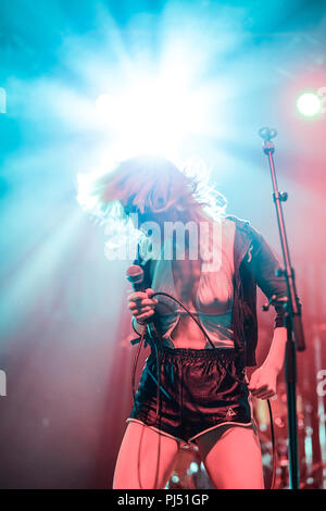 Amy Taylor di amile e gli sniffer performing live sul grande palco superiore al 2018 fine del festival di strada in Larmer Tree Gardens nel Dorset. Foto Foto Stock