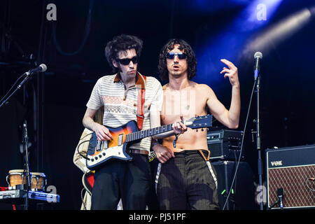Lias Saoudi il grasso bianco Family performing live sui boschi tappa al 2018 fine del festival di strada in Larmer Tree Gardens nel Dorset. Data foto: Foto Stock