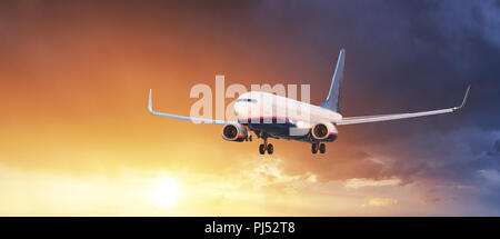 In aereo nel cielo di sunrise Foto Stock