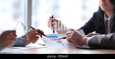 Close up. Il business team analizza i dati finanziari. Foto Stock