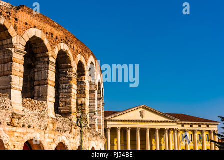 Anfiteatro Arena e Palazzo Barbieri in Piazza Bra, Verona, Italia Foto Stock
