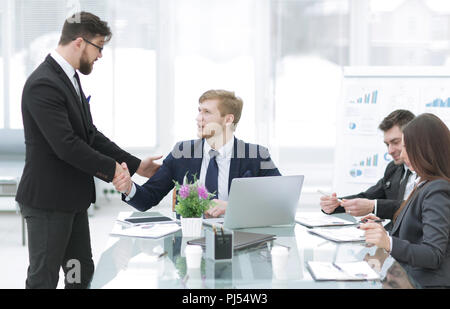 Stretta di mano il Manager e il dipendente nel posto di lavoro Foto Stock