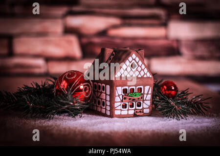Gingerbread house,palle di Natale. il concetto di celebrati Foto Stock