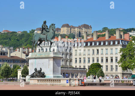 Lione (sud-est della Francia): real estate, gli edifici che circondano il 'place Bellecour' Square, nel 2° arrondissement (distretto). 'Place Bellecour" Foto Stock