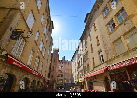 Lione (sud-est della Francia): real estate, gli edifici in 'rue Saint-Jean' street, nel centro storico, 5° arrondissement (distretto). Foto Stock