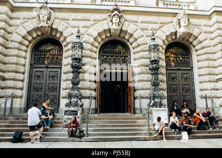 Germania, Lipsia, 3 Settembre 2018: ingresso alla biblioteca dell'Università di Lipsia. Gli studenti si siedono di fronte all'entrata e comunicare. Foto Stock