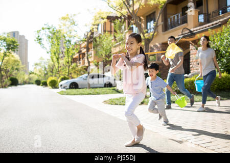 Felice famiglia giovane con reti a farfalla all'aperto Foto Stock