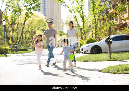 Felice famiglia giovane con reti a farfalla all'aperto Foto Stock