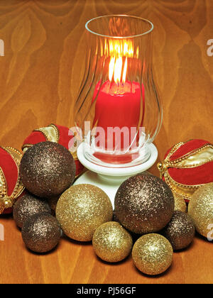 Lampada con candela accesa, decorazioni di Natale Foto Stock