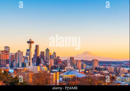Bella città di Seattle skyline sul tramonto,Washington,Stati Uniti d'America. Foto Stock