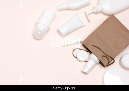 I prodotti cosmetici con carta borsa merci. Bellezza il concetto di shopping con copia spazio, laici piatta Foto Stock