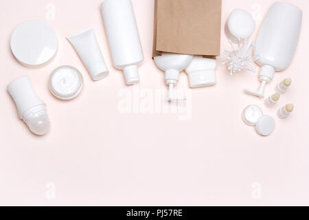 I prodotti cosmetici con carta borsa merci. Acquisto di prodotti cosmetici. Bellezza shopping sfondo. Spazio libero per il testo Foto Stock