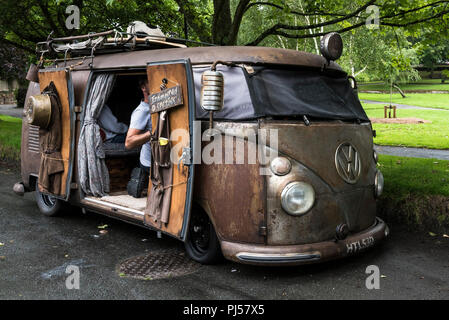 Un ratto vintage look Volkswagen camper parcheggiato a lato della strada. Foto Stock