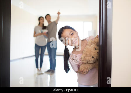 Felice giovane famiglia lavorando su home lavori di rinnovo Foto Stock