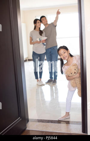 Felice giovane famiglia lavorando su home lavori di rinnovo Foto Stock