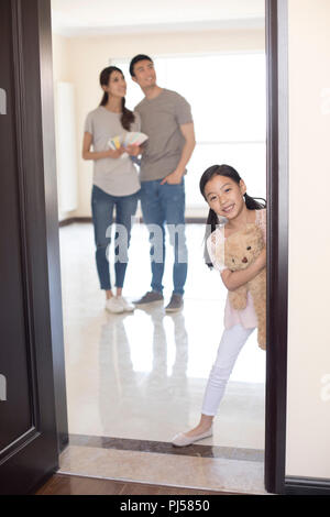 Felice giovane famiglia lavorando su home lavori di rinnovo Foto Stock