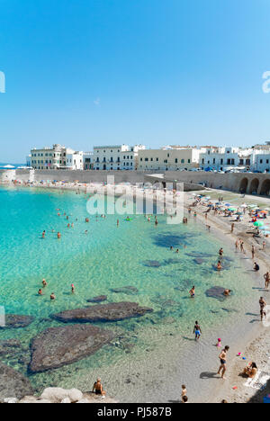 La spiaggia pubblica con il popolo italiano, Gallipoli, Lecce, Italia Foto Stock