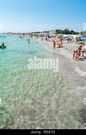 Il popolo italiano su una spiaggia pubblica di Lido Marini, Lecce, Puglia, Italia Foto Stock