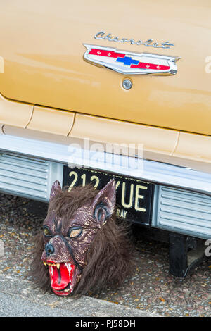 Maschera di lupo sul retro della Chevrolet auto a molto Vintage Weekend parte di Bournemouth Air Festival, Bournemouth Dorset Regno Unito nel mese di settembre Foto Stock