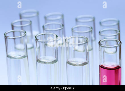 Provette con prodotti chimici in un laboratorio di ricerca Foto Stock