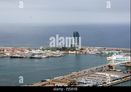 W Barcelona, noto anche come l'Hotel Vela (Vela Hotel) in ingresso al porto di Barcellona con lussuosi yacht e barche. Foto Stock