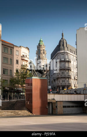 Il Portogallo, Porto, Praça de Dom João 1, statua equestre con torre del Municipio Câmara Municipal do Porto Foto Stock