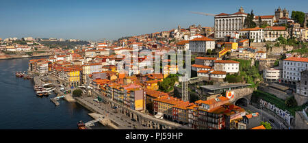 Il Portogallo, Porto, elevati vista panoramica del quartiere Ribeira sito patrimonio mondiale, da Luis i bridge Foto Stock